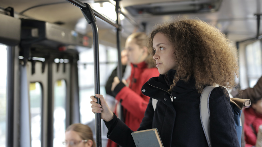 Frau in einer Straßenbahn