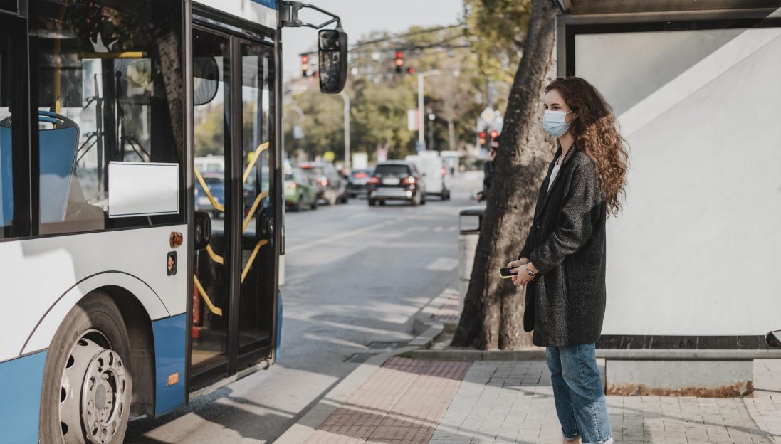 femme qui attend le bus